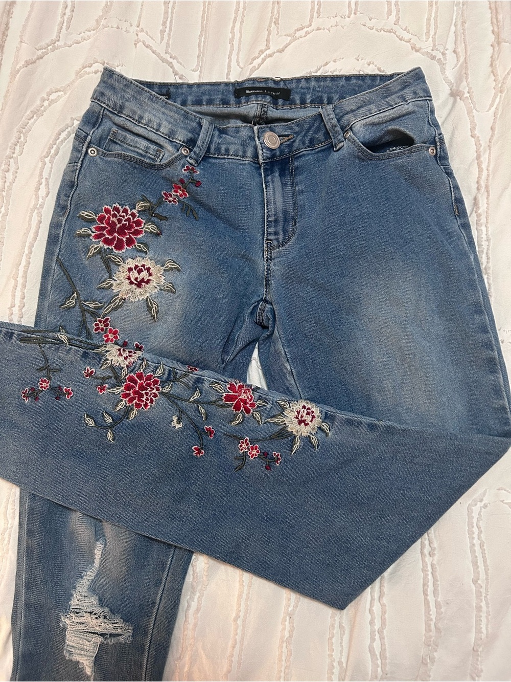 Bootlegger - Size 27 Low Rise Y2K Curvy Straight Floral Embroidered Jeans